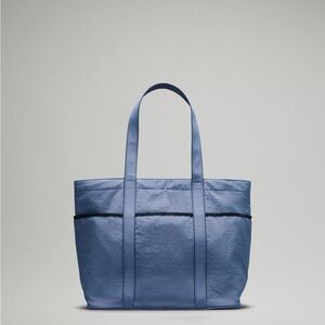 Lululemon multi-pocket tote bag